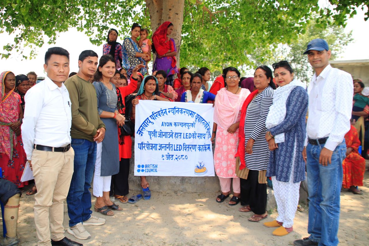 कञ्चनपुर : बडूवाल टोलका विपन्न १५० परिवारलाई जलवायु परिवर्तन सम्बन्धी ज्ञान र एलइडी बल्ब
